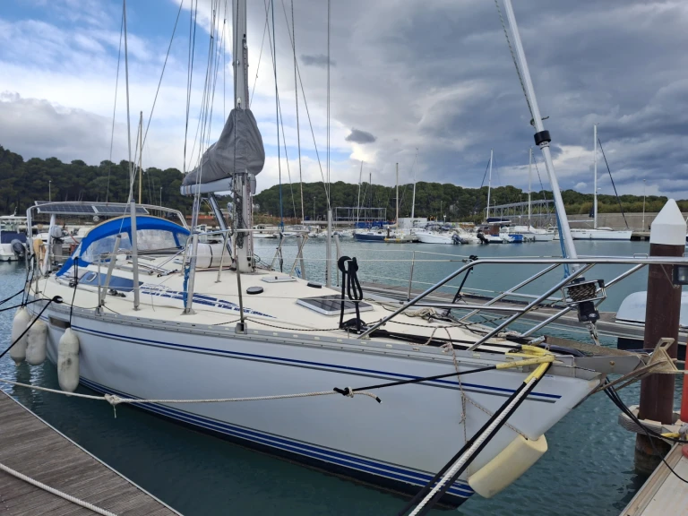Hire Sailboat Jeanneau with a boat licence