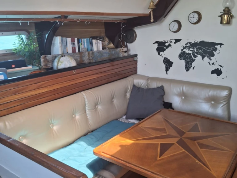 Hire Sailboat Jeanneau with a boat licence