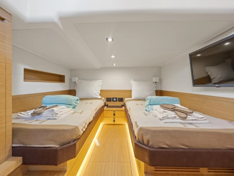 Hire Motorboat Pardo Yachts with a boat licence