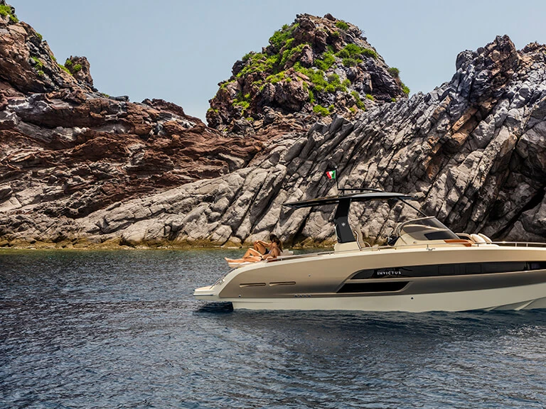 Yacht hire Poltu Quatu cheap Invictus 280 TT