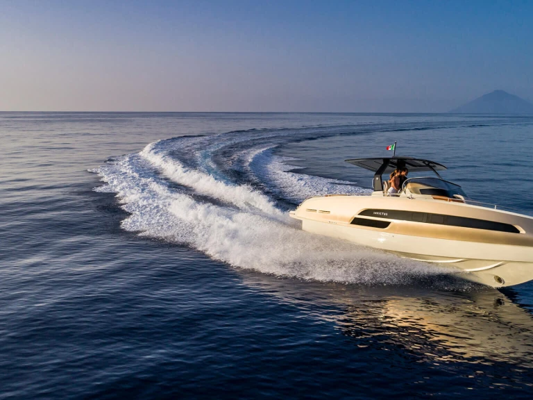 Motorboat hire in Poltu Quatu - Invictus  Invictus 280 TT