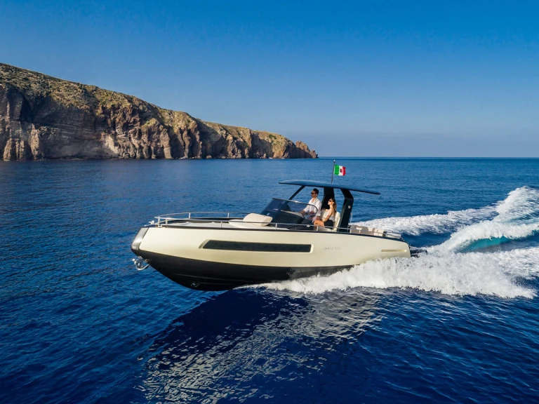 Charter a Invictus  Invictus 280 TT in Poltu Quatu on Samboat