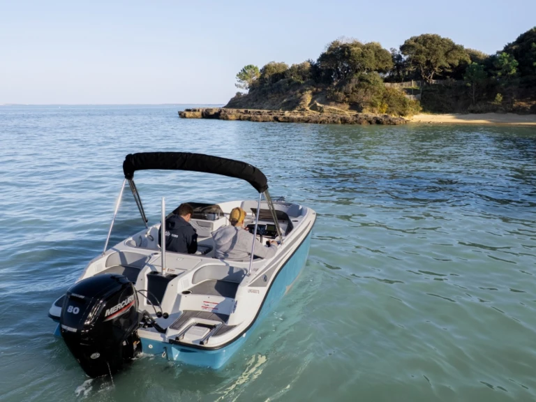 Motorboat hire in Soubise - Bayliner ELEMENT M17