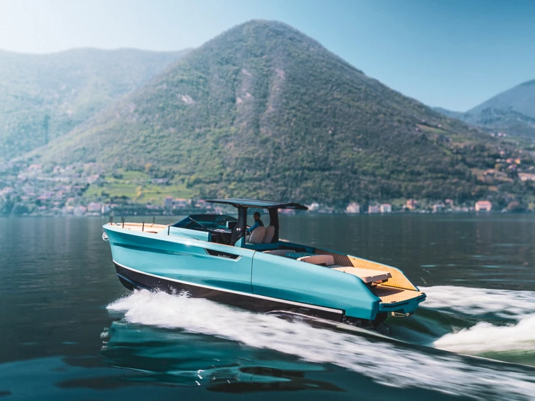 Hire Motorboat Bellini Yacht with a boat licence