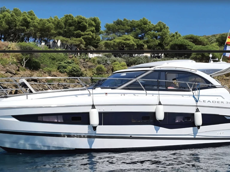 Motorboat hire in Cannes - Jeanneau Leader 36