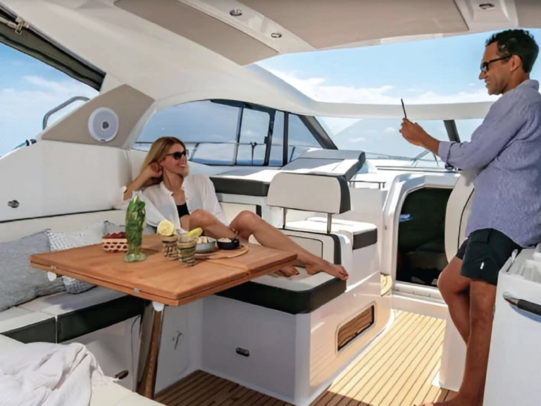 Hire Motorboat Jeanneau with a boat licence