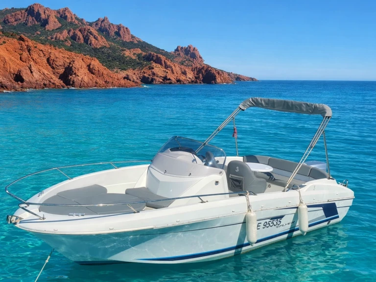 Hire Motorboat Bénéteau with a boat licence