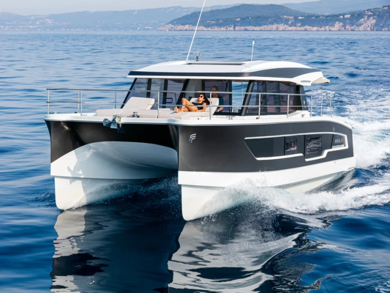 Hire Motorboat Fountaine Pajot with a boat licence