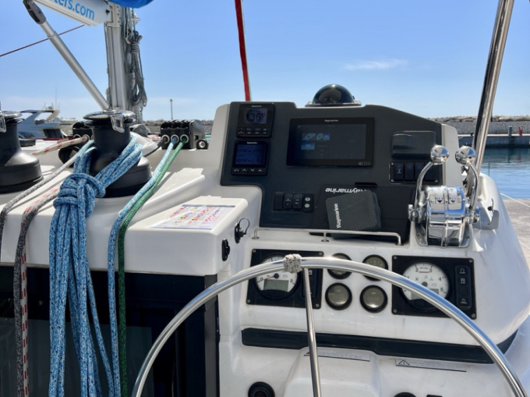 Charter a Leopard Leopard 45 in Parálio Ástros on Samboat
