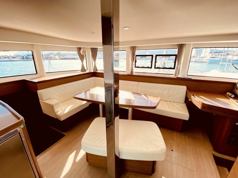 Catamaran to hire Lávrio at the best price