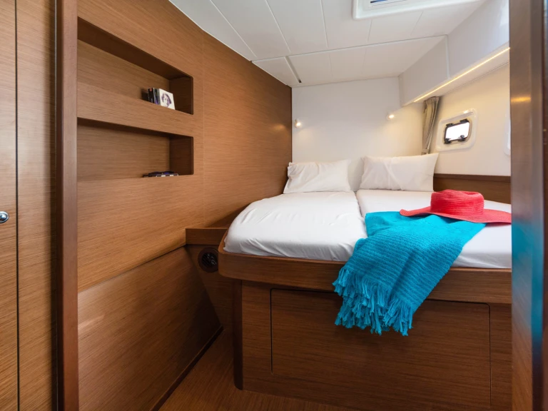 Yacht hire Skiathos cheap Lagoon 42