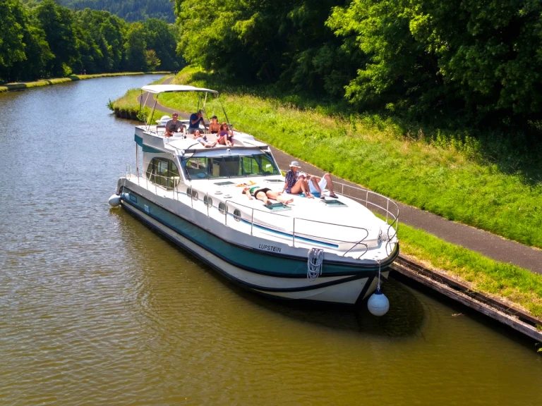 Hire Motorboat Nicols Yacht with a boat licence