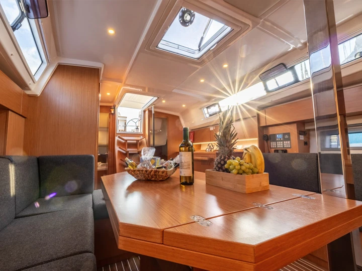Yacht charter Kiáto - Bavaria Bavaria C42 on SamBoat