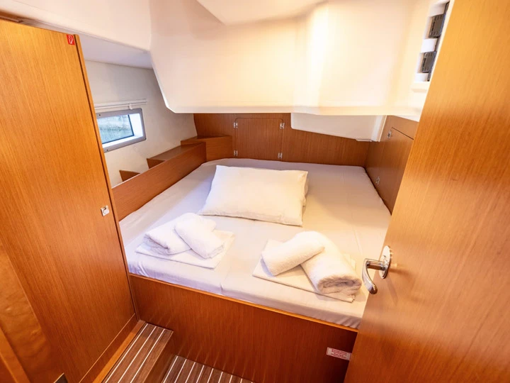 Hire a Bavaria Bavaria C42 Kiáto