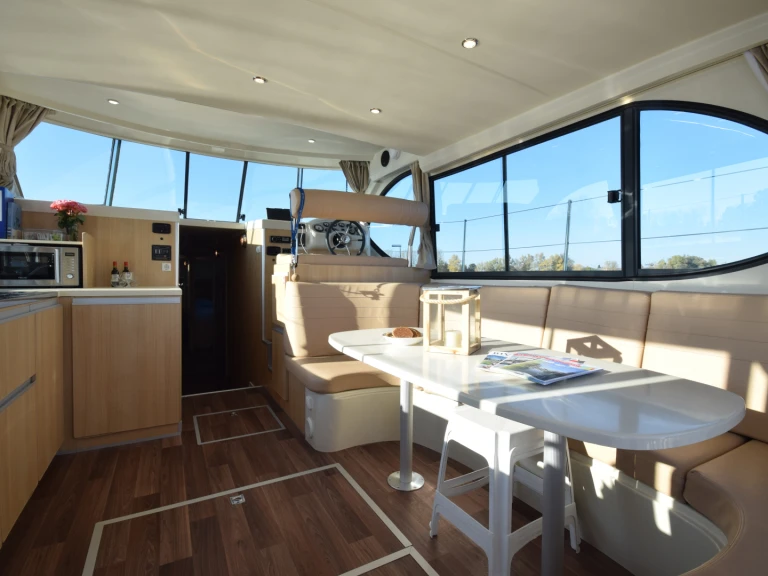 Hire Motorboat Nicols Yacht with a boat licence