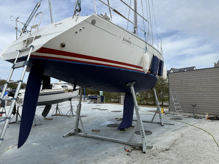 Charter a Jeanneau Sun Fast 32 in Sainte-Marine on Samboat