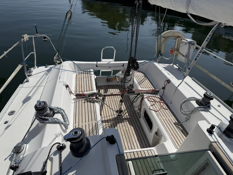 Hire Sailboat Jeanneau with a boat licence