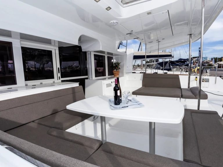 Hire Catamaran Lagoon with a boat licence