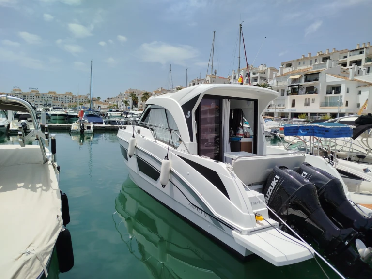 Hire a Bénéteau Antares 9 OB Port of Alicante