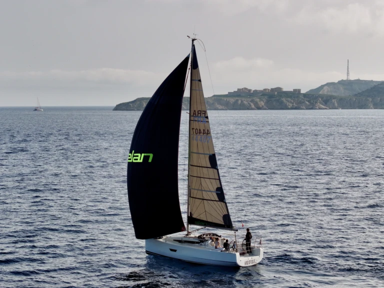 Hire Sailboat with or without skipper Elan Marseille