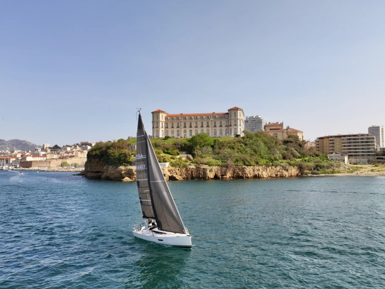 Sailboat to hire Marseille at the best price
