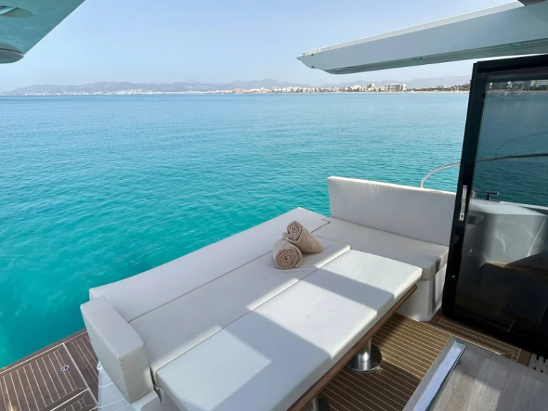 Hire Motorboat Sealine with a boat licence