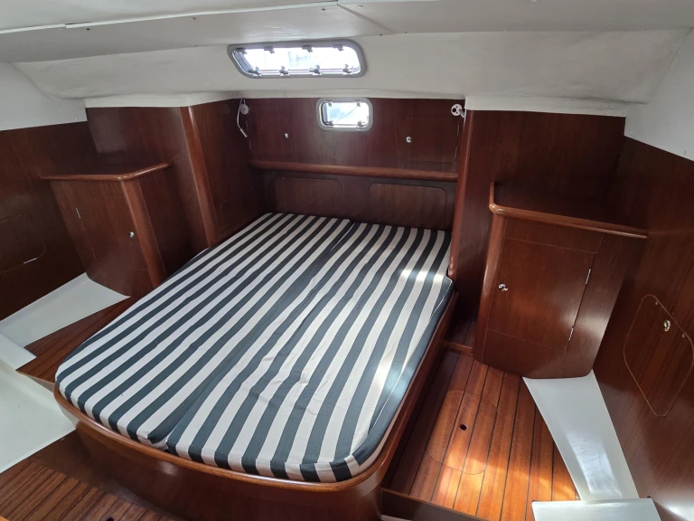 Charter a Bénéteau OCEANIS 40 CC in Palamós on Samboat