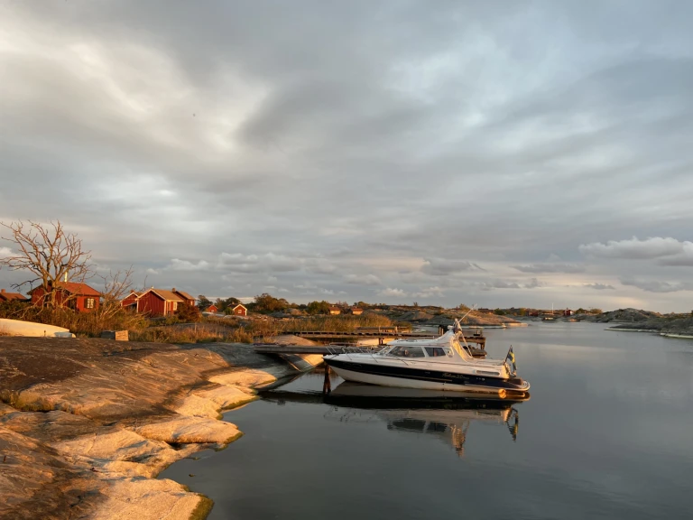 Hire Motorboat Bella with a boat licence