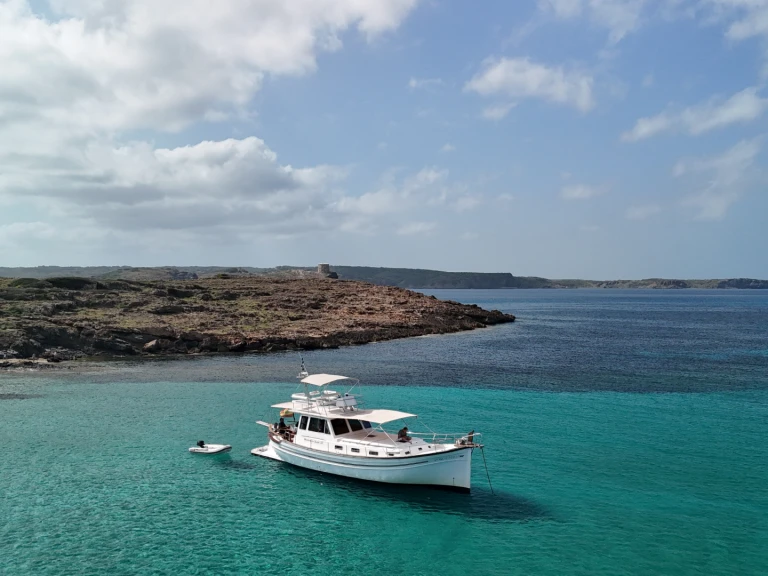 Charter a Menorquin-Yachts Menorquin Yachts 150 Fly in Mahón on Samboat
