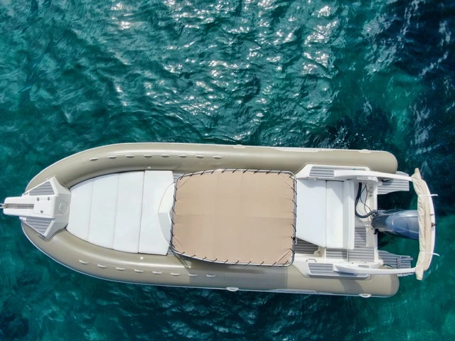 RIB hire in Cavalaire-sur-Mer - Capelli Tempest 850 Open