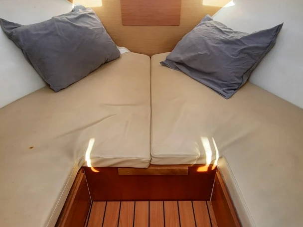 Hire Motorboat with or without skipper Jeanneau France