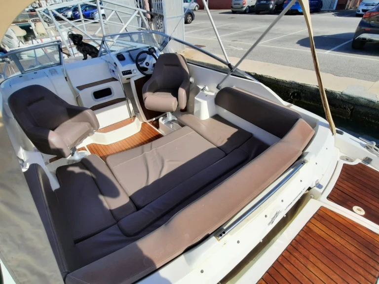 Hire a Jeanneau CAP CAMARAT 6,5 CC Style France