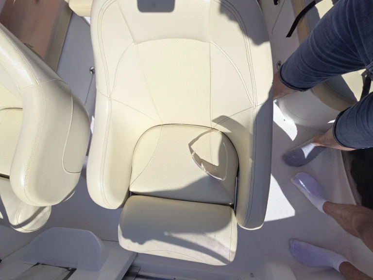 Hire a Bénéteau Flyer 650 Sun Deck Toulon