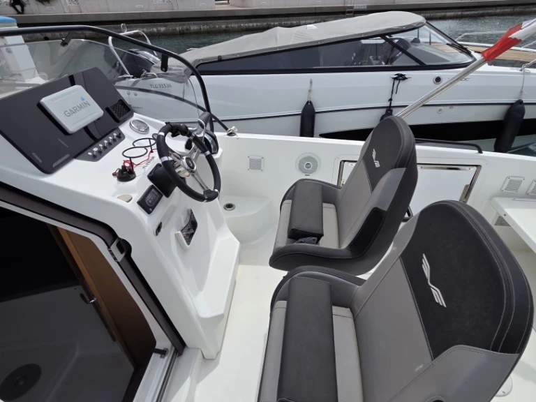 Charter a Bénéteau Flyer 8 in Toulon on Samboat