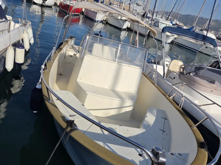 Yacht hire Toulon cheap Rhea