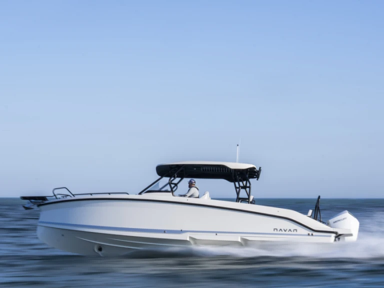 Charter a Navan T30 in Puerto Campomanes Greenwich on Samboat