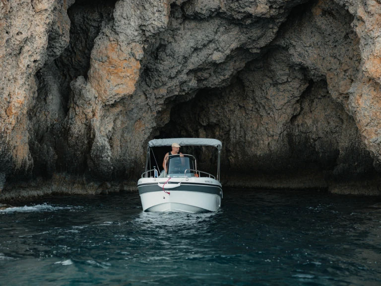 Charter a Poseidon BLU WATER 185 in Órmos Makry-Gialoú on Samboat