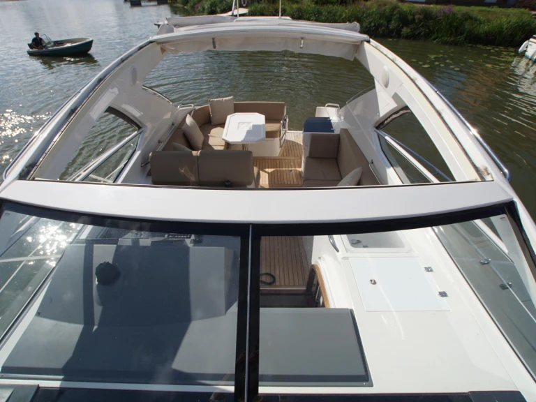 Hire a Sealine Sealine SC 38 Cannes
