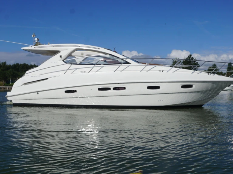Hire Motorboat Sealine with a boat licence