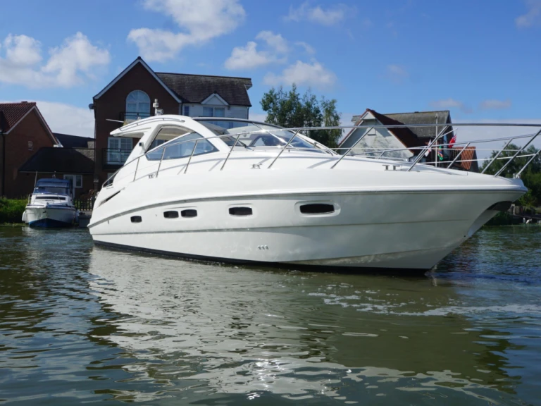 Hire Motorboat Sealine with a boat licence