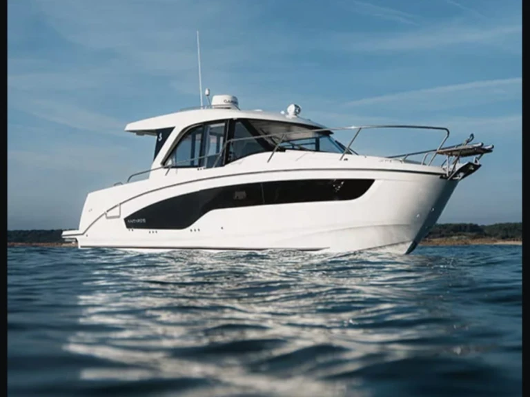 Charter a Bénéteau Antares 9 in Naples on Samboat