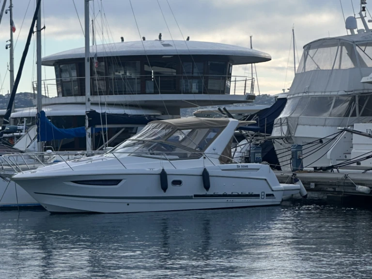 Hire Motorboat Jeanneau with a boat licence