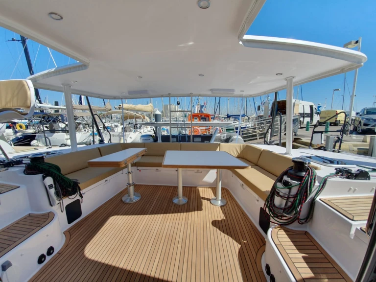 Charter a Outremer outremer 51 in Carnon-Plage on Samboat