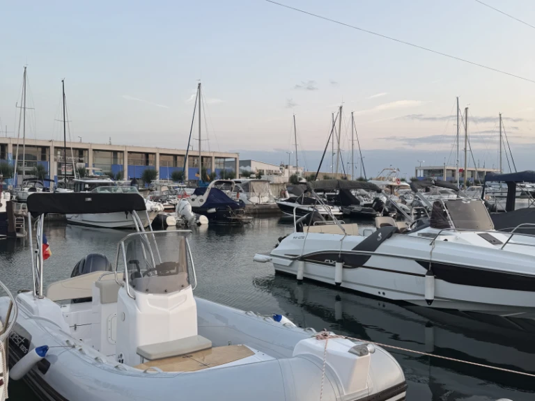 Motorboat to hire Roses at the best price