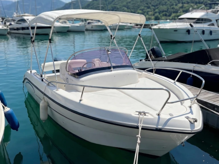 Charter a Everset EVEREST SUNDECK 584 in Aix-les-Bains on Samboat