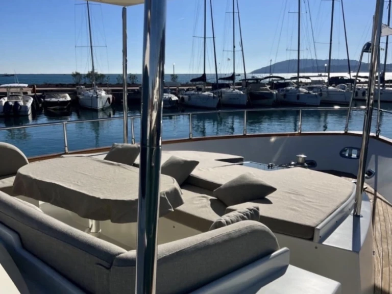 Hire a Falcon Falcon 80 Fly Salerno