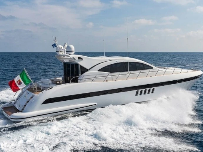 Hire Luxury Yacht  with a boat licence