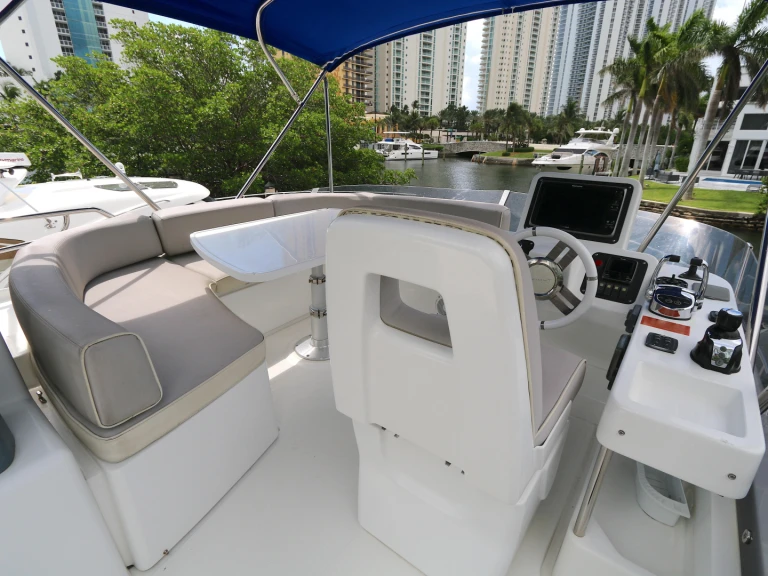 Hire Luxury Yacht Azimut with a boat licence