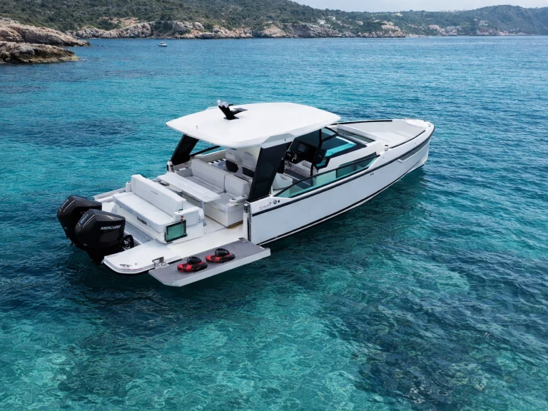 Motorboat to hire Sant Antoni de Portmany at the best price