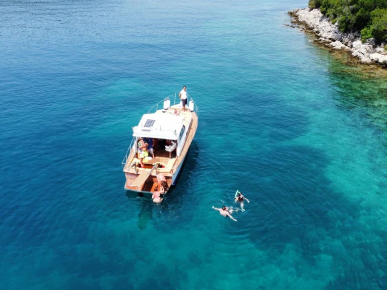 Chris Craft Commander 31 charter bareboat or skippered in  Lefkímmi